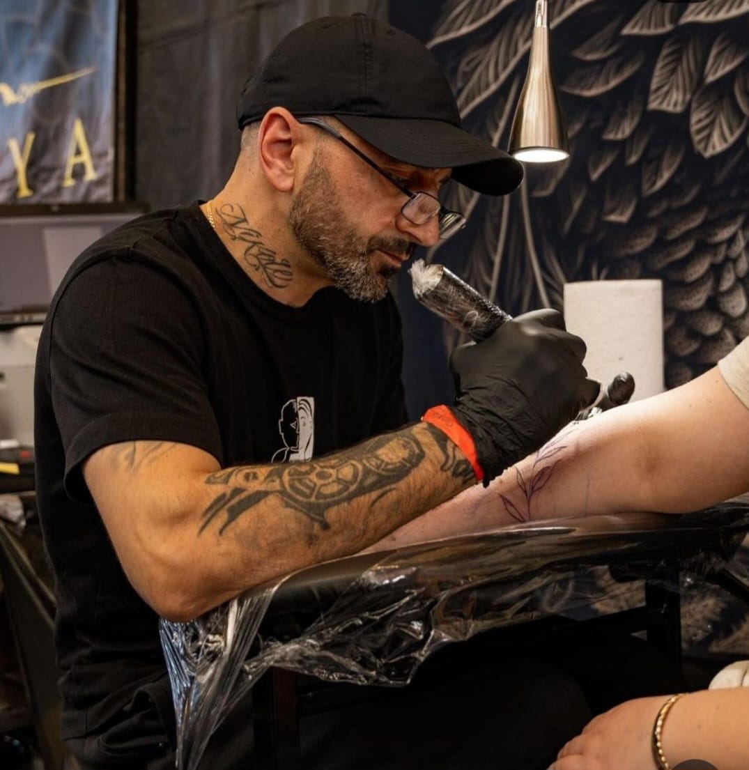 Tätowierer von Tattoo Pikasso bei der Arbeit an einem Fineline-Motiv